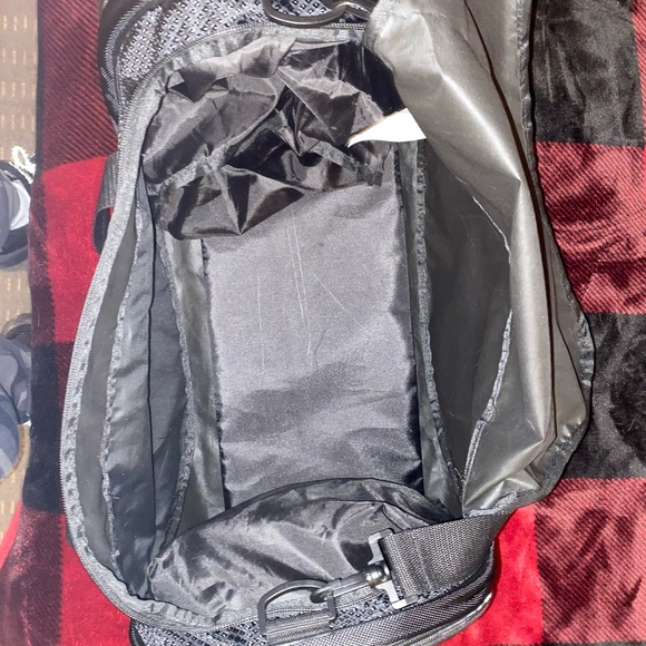 I’m selling a new Puma Contender 3.0 Duffel bag with a footwear compartment. - Picture 6 of 8